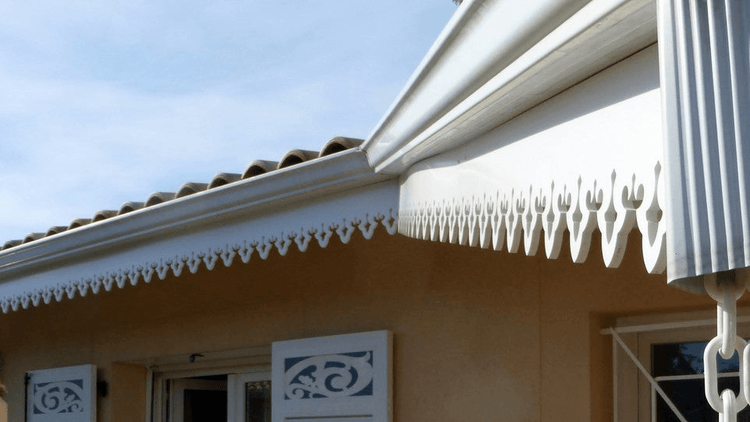 Lambrequin de toit, vignette de la collection en PVC blanc, marque ORNABAT