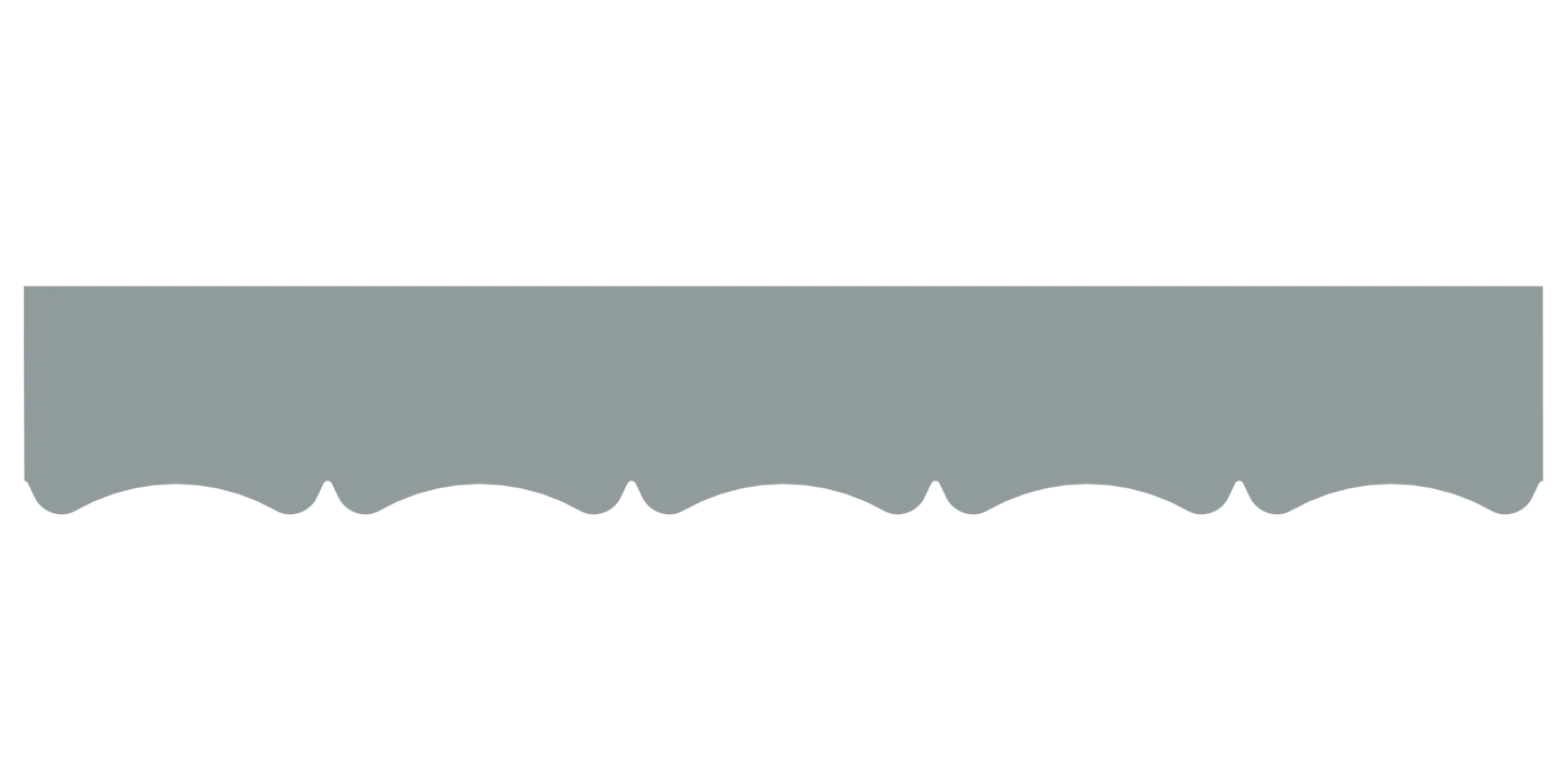 Bandeau du lambrequin Mimizan gris clair en alu, motif décoratif pour bord de toit et fenêtre, vue rapprochée sur la frise 30mm découpée, ORNABAT