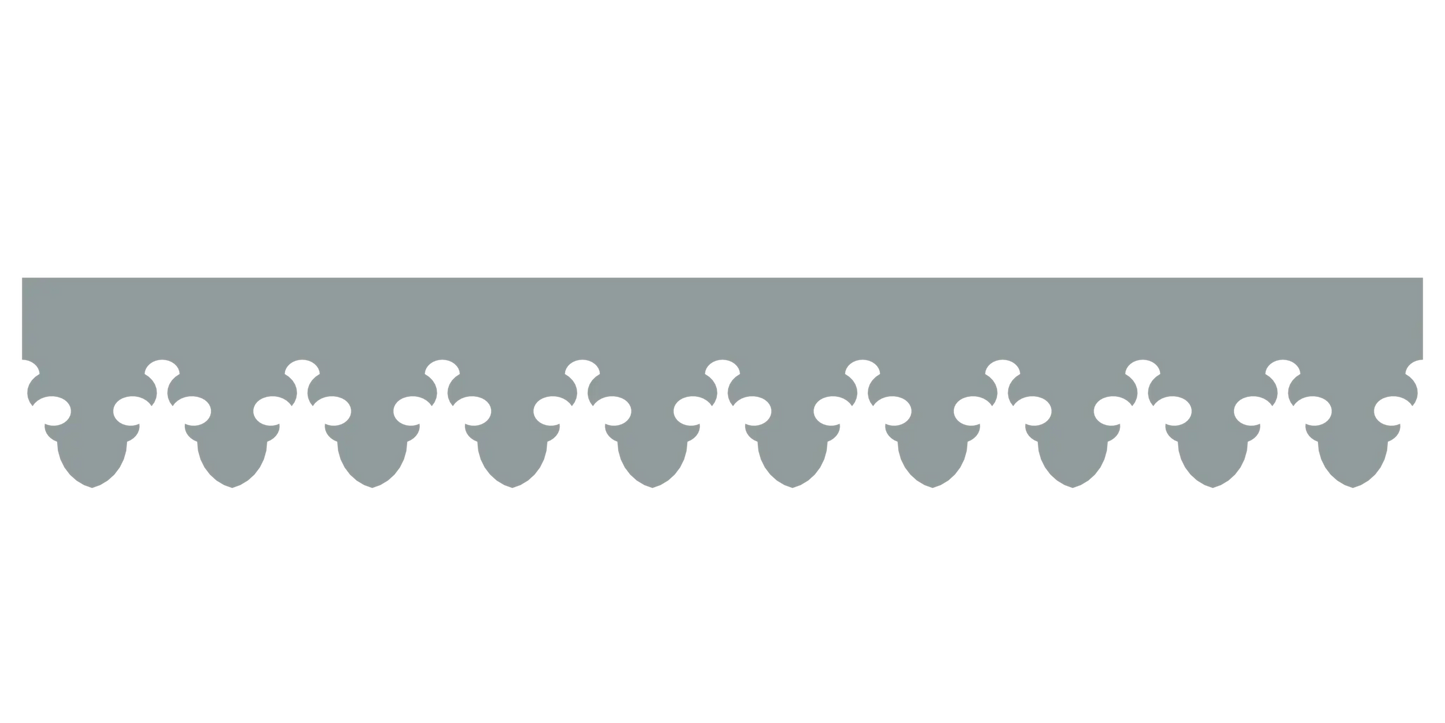 Bandeau du lambrequin Cauterets gris clair en alu, motif décoratif pour bord de toit et fenêtre, vue rapprochée sur la frise 110mm découpée, ORNABAT