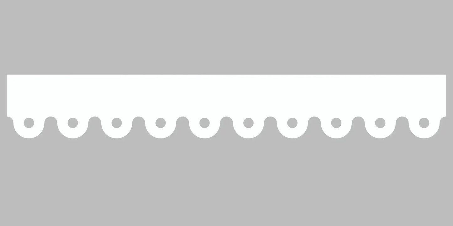 Bandeau du lambrequin Evreux blanc en alu, motif décoratif pour bord de toit et fenêtre, vue rapprochée sur la frise 60mm découpée, ORNABAT