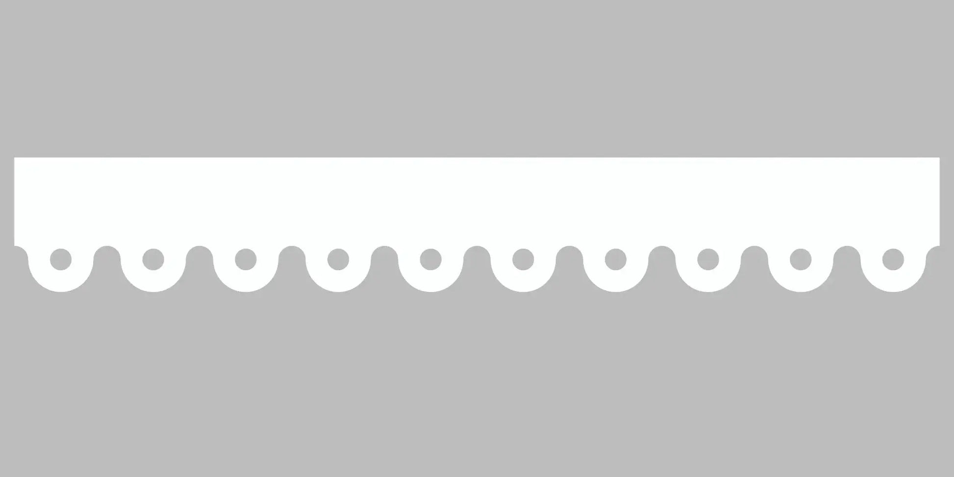 Bandeau du lambrequin Evreux blanc en alu, motif décoratif pour bord de toit et fenêtre, vue rapprochée sur la frise 60mm découpée, ORNABAT