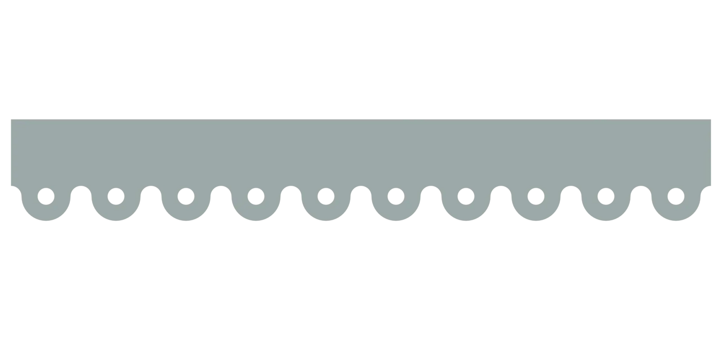 Bandeau du lambrequin Evreux gris clair en alu, motif décoratif pour bord de toit et fenêtre, vue rapprochée sur la frise 60mm découpée, ORNABAT