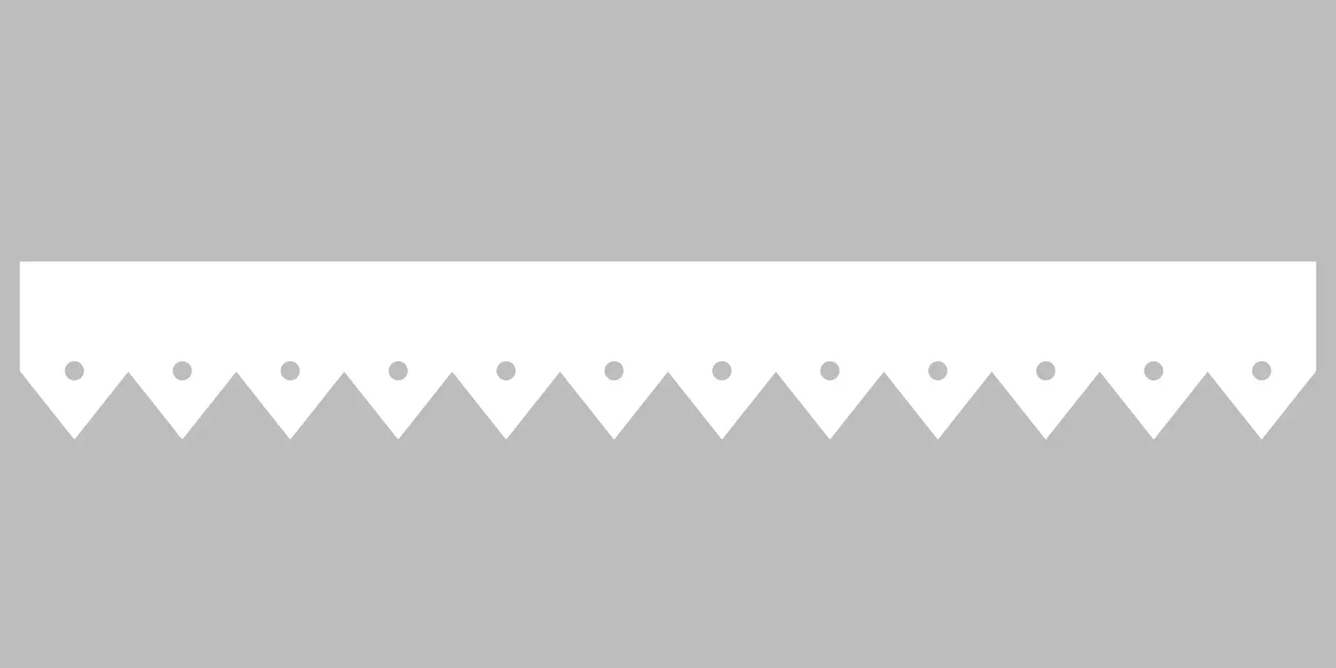 Bandeau du lambrequin Voiron blanc en alu, motif décoratif pour bord de toit et fenêtre, vue rapprochée sur la frise 75mm découpée, ORNABAT