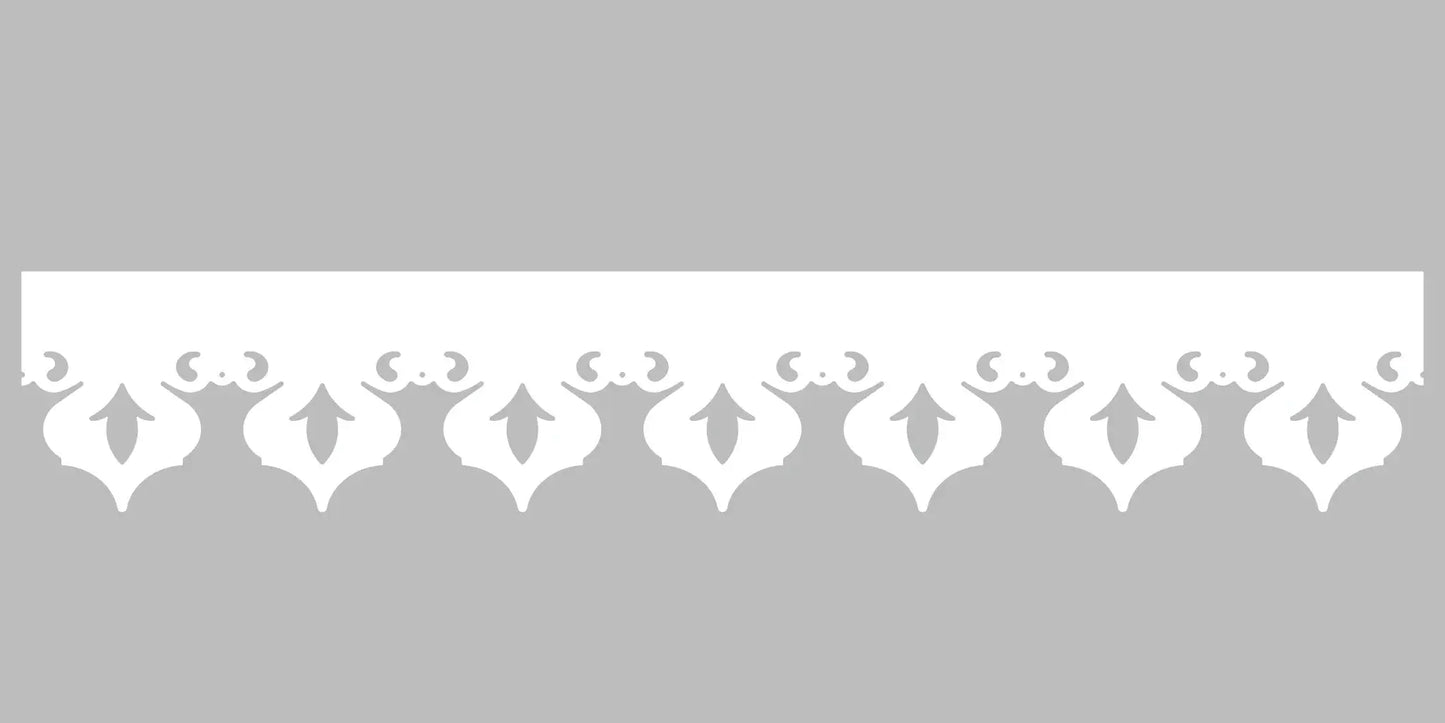 Bandeau du lambrequin Granville blanc en alu, motif décoratif pour bord de toit et fenêtre, vue rapprochée sur la frise 135mm découpée, ORNABAT
