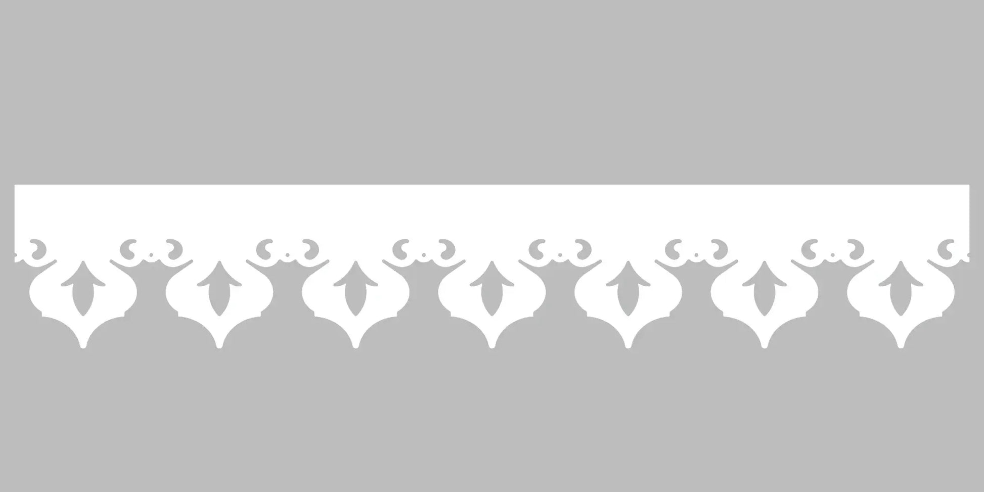 Bandeau du lambrequin Granville blanc en alu, motif décoratif pour bord de toit et fenêtre, vue rapprochée sur la frise 135mm découpée, ORNABAT