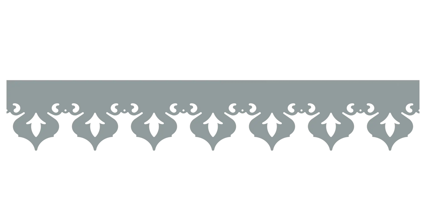Bandeau du lambrequin Granville gris clair en alu, motif décoratif pour bord de toit et fenêtre, vue rapprochée sur la frise 135mm découpée, ORNABAT