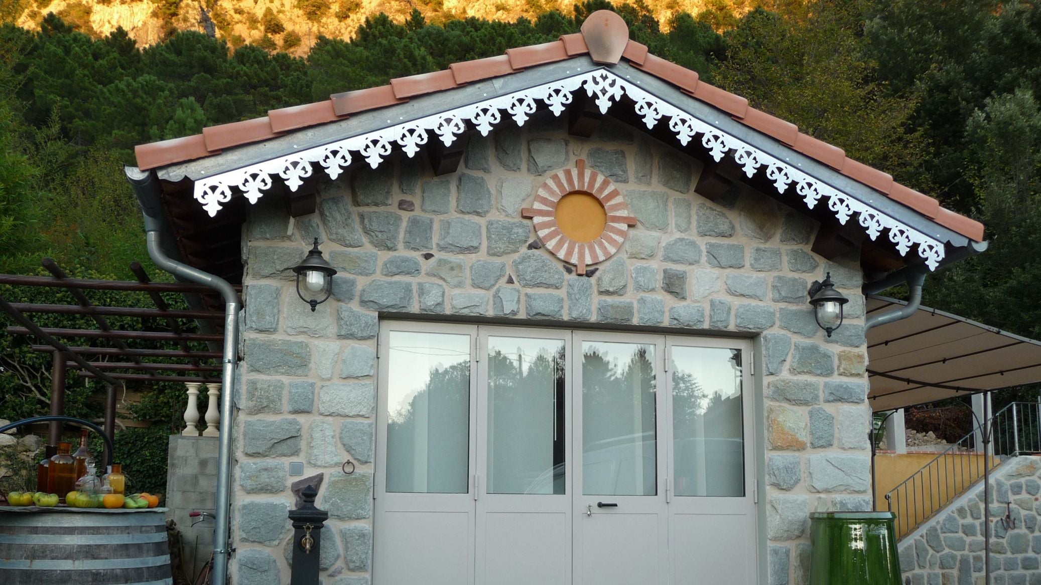 Lambrequin de toit sur maisonette en pierre, modèle Fecamp en zinc naturel, ORNABAT
