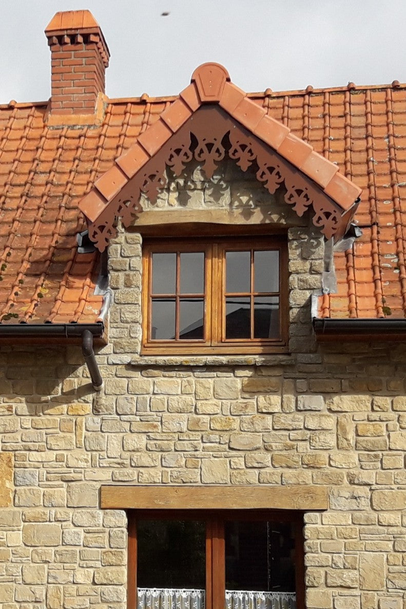 Lambrequin rampant sur lucarne en chien-assis, Modèle Fecamp en aluminium composite marron, ORNABAT