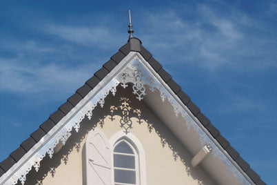 Lambrequin avec motif à l'aplomb de la pente. Le motif est tombant, il suit la trajectoire de la goutte d'eau, ORNABAT