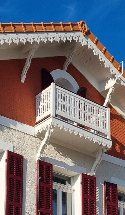 Lambrequin rampant sur pignon d'une maison, modèle Granville en bois peint blanc, ORNABAT