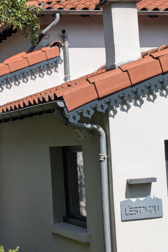Lambrequin de façade sur maison neuve, modèle Granville en aluminium composite gris foncé sur façade blanche, ORNABAT
