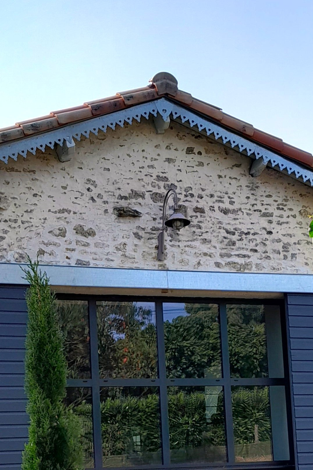 Lambrequin rampant sur pignon de grange rénové, modèle Romans en zinc naturel, ORNABAT