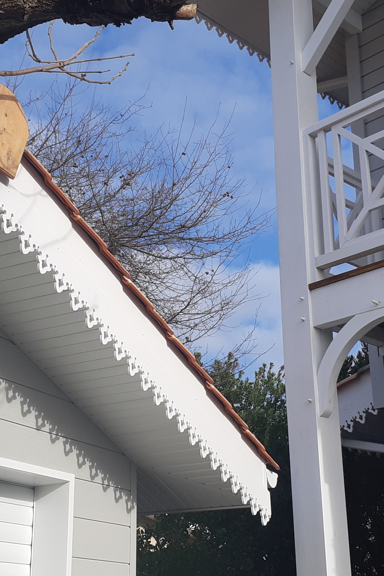 Lambrequin rampant sur villa, modèle Saint-Lary en PVC blanc, ORNABAT