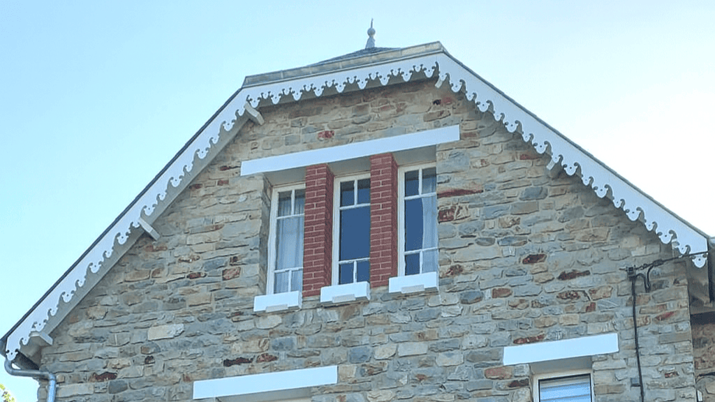 Lambrequin de toit en demi-croupe, modèle Argeles, ORNABAT
