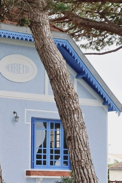 Lambrequin de façade bleu cliel sur maison bord de mer, modèle Fecamp en bois, ORNABAT