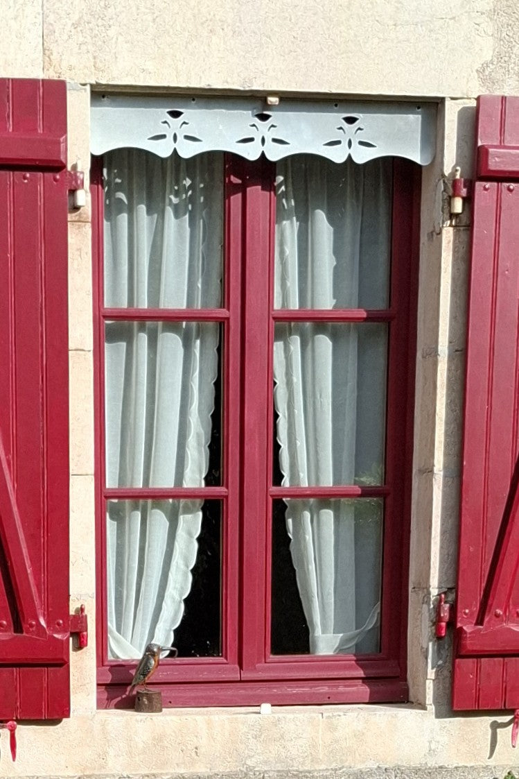 Lambrequin extérieur de fenêtre en retrait de la façade pour recevoir les volets, modèle Aix en zinc naturel, ORNABAT