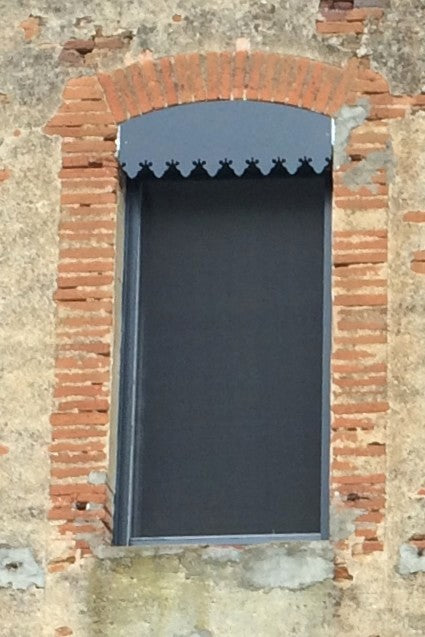 Lambrequin extérieur de fenêtre cintrée sous arc surbaissé, Modèle Bagneres en alu composite gris foncé, ORNABAT