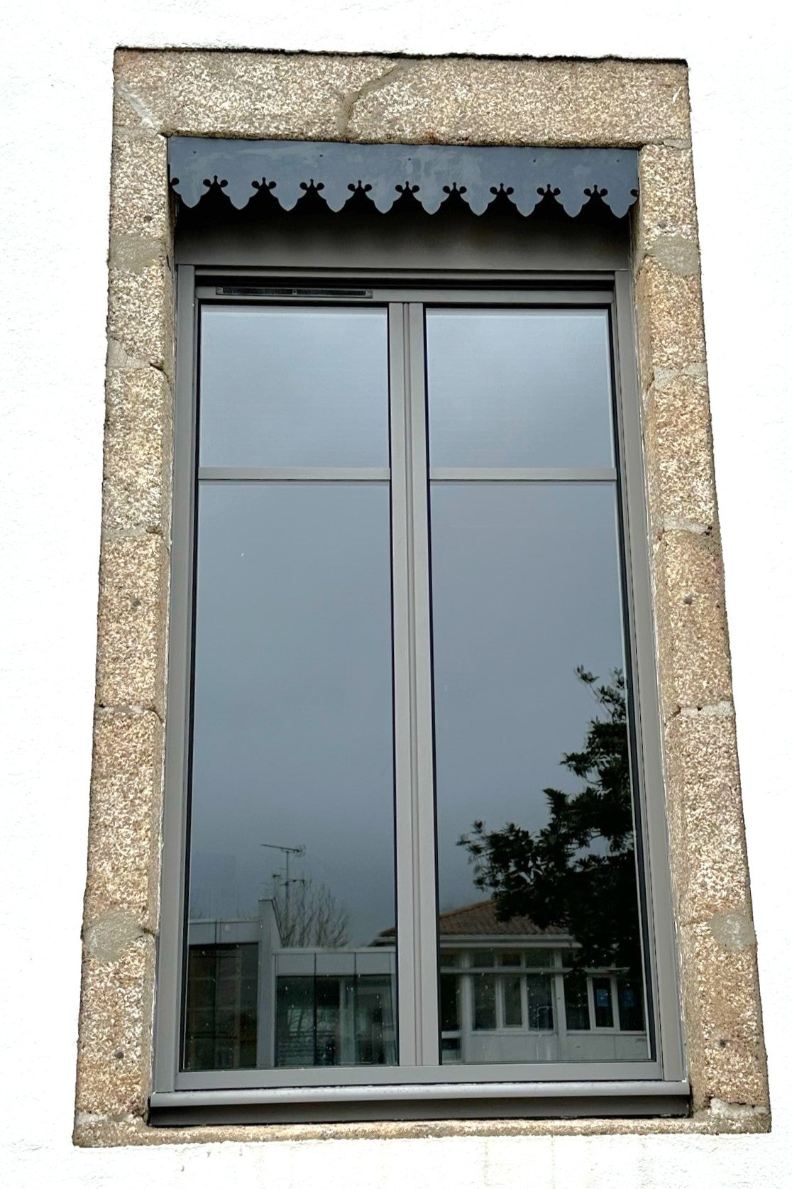 Lambrequin extérieur de fenêtre embrasure en pierre, modèle Bagneres en alu composite gris anthracite, ORNABAT