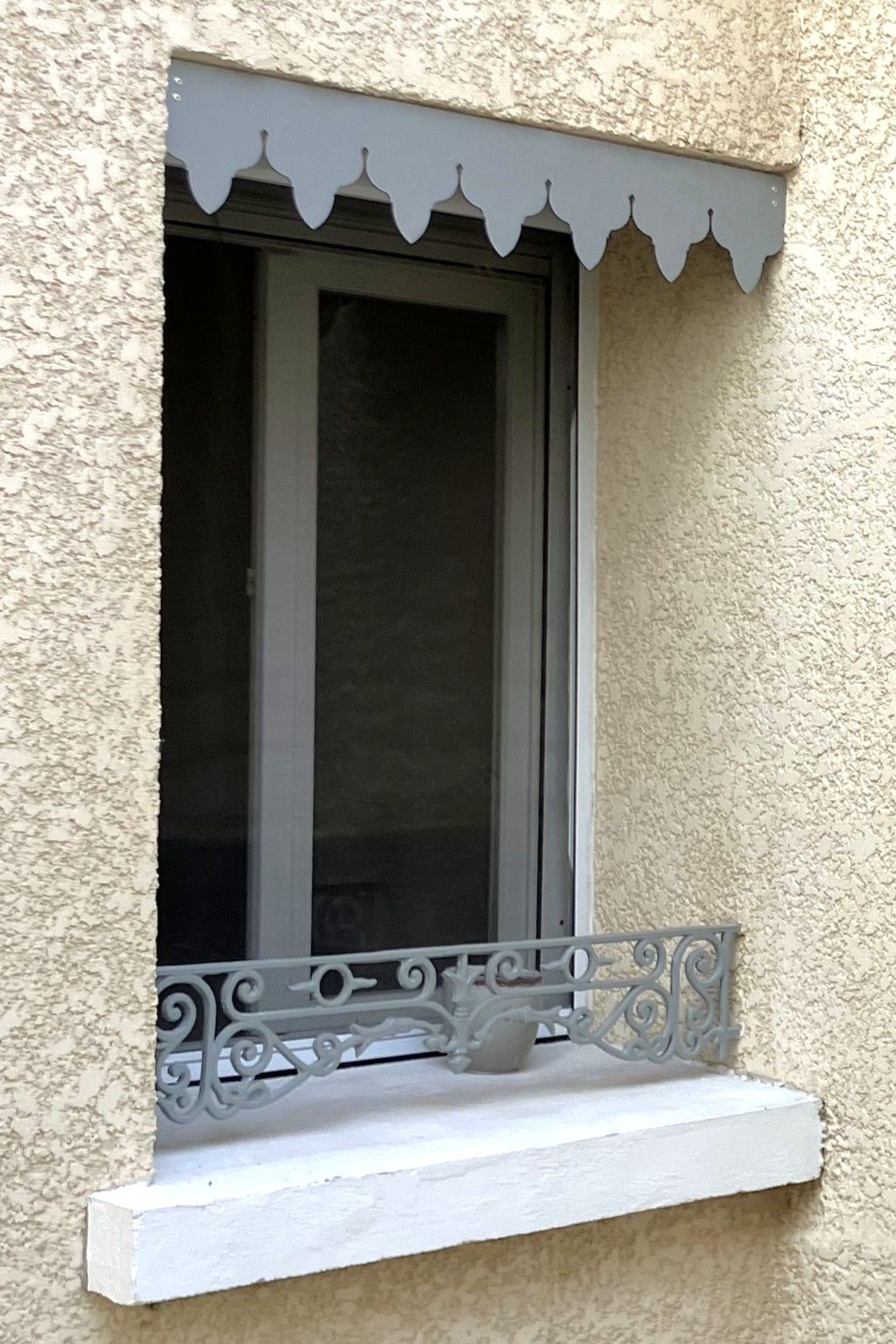 Lambrequin extérieur de fenêtre décoratif, modèle Frejus en alu composite gris clair, ORNABAT