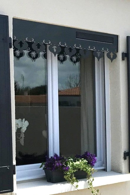 Lambrequin extérieur de fenêtre avec capteur solaire, modèle Granville en alu composite gris anthracite, ORNABAT