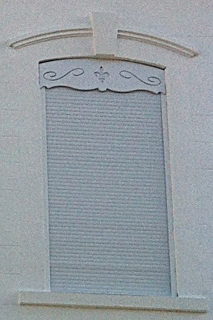 Lambrequin extérieur de fenêtre sous linteau surbaissé, Modèle reproduit en alu composite blanc par ORNABAT