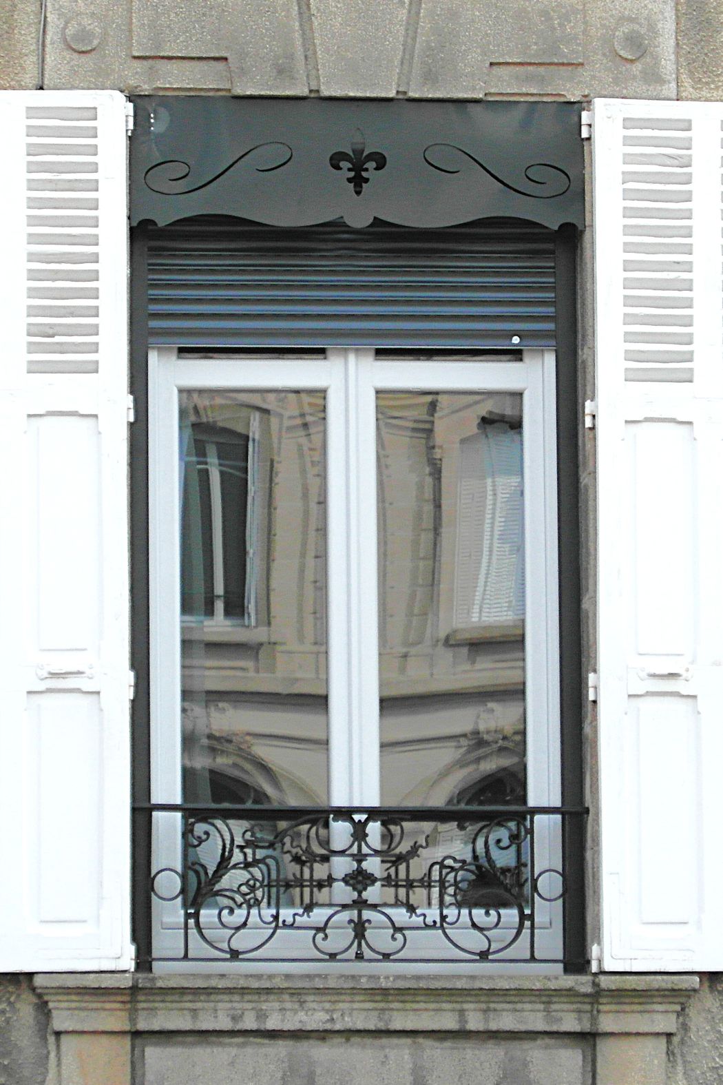 Lambrequin extérieur de fenêtre masque le coffre de volet roulant, modèle reproduit en aluminium composite gris foncé par ORNABAT