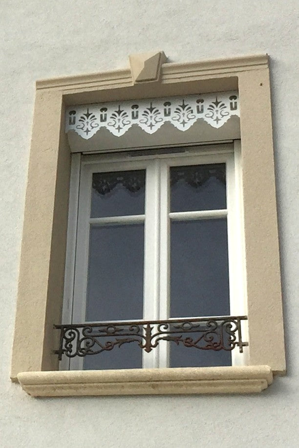 Lambrequin extérieur de fenêtre sur façade du patrimoine, modèle Meylan en alu composite blanc, ORNABAT
