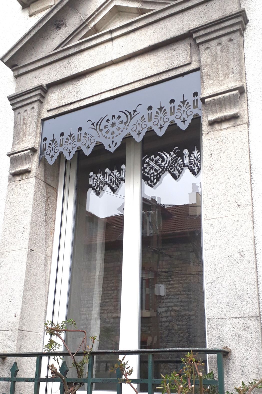 Lambrequin extérieur de fenêtre sur façade historique, Modèle Meylan en alu composite gris, ORNABAT