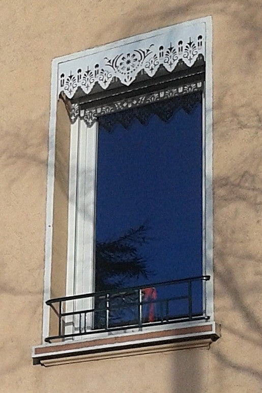 Lambrequin extérieur de fenêtre fixé en alignement de façade, Modèle Meylan en alu composite blanc, ORNABAT
