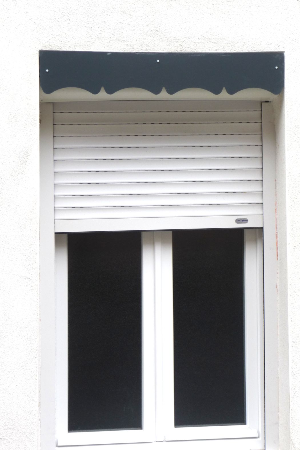 Lambrequin extérieur de fenêtre devant coffre volet roulant, modèle Mimizan en alu composite gris foncé, ORNABAT