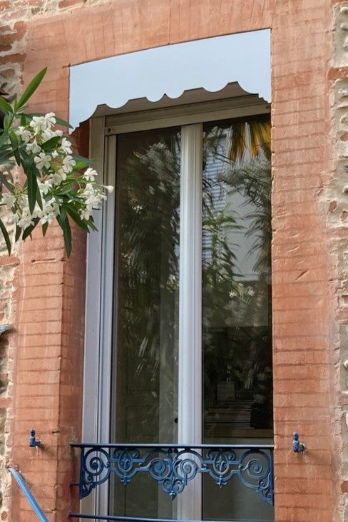 Lambrequin extérieur de fenêtre au ras de la façade, motif reproduit par ORNABAT