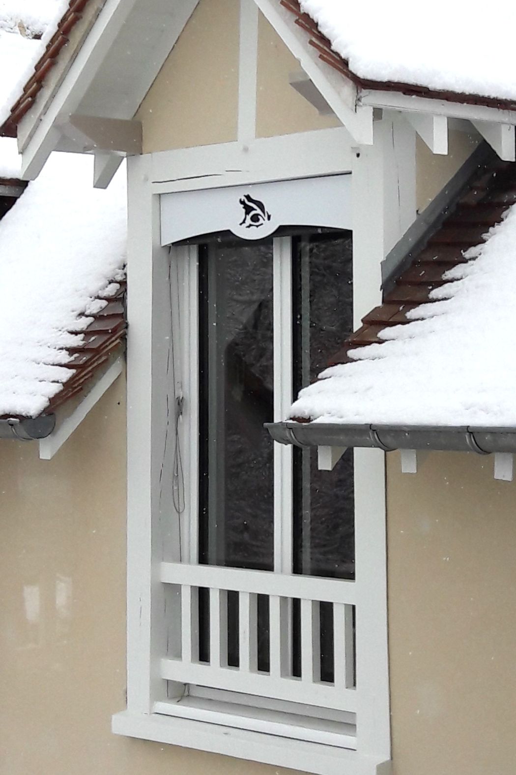 Lambrequin extérieur de fenêtre dans embrasure en bois, motif en alu blanc reproduit par ORNABAT