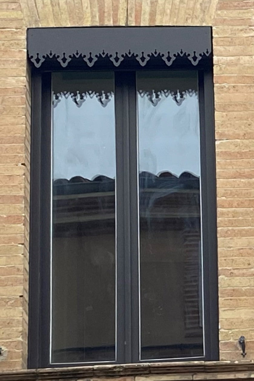 Lambrequin extérieur de fenêtre encadrement en brique, modèle Tarbes en alu gris anthracite, ORNABAT