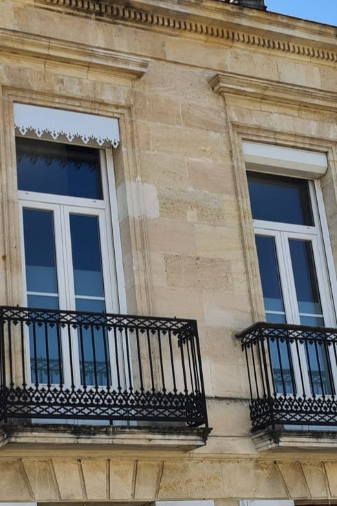 Lambrequin extérieur de fenêtre, façade pierre de taille, balcon fer forgé, modèle Tarbes en alu composite blanc, ORNABAT