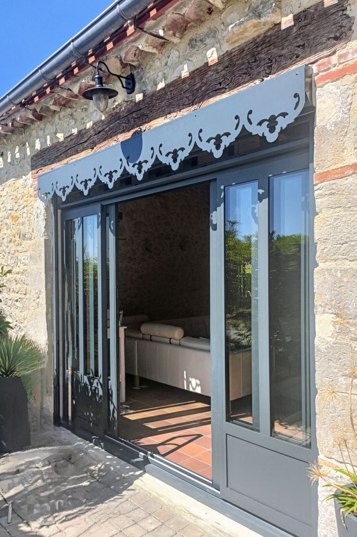 Lambrequin extérieur de fenêtre sur baie vitrée, modèle Vannes en alu composite gris anthracite, ORNABAT