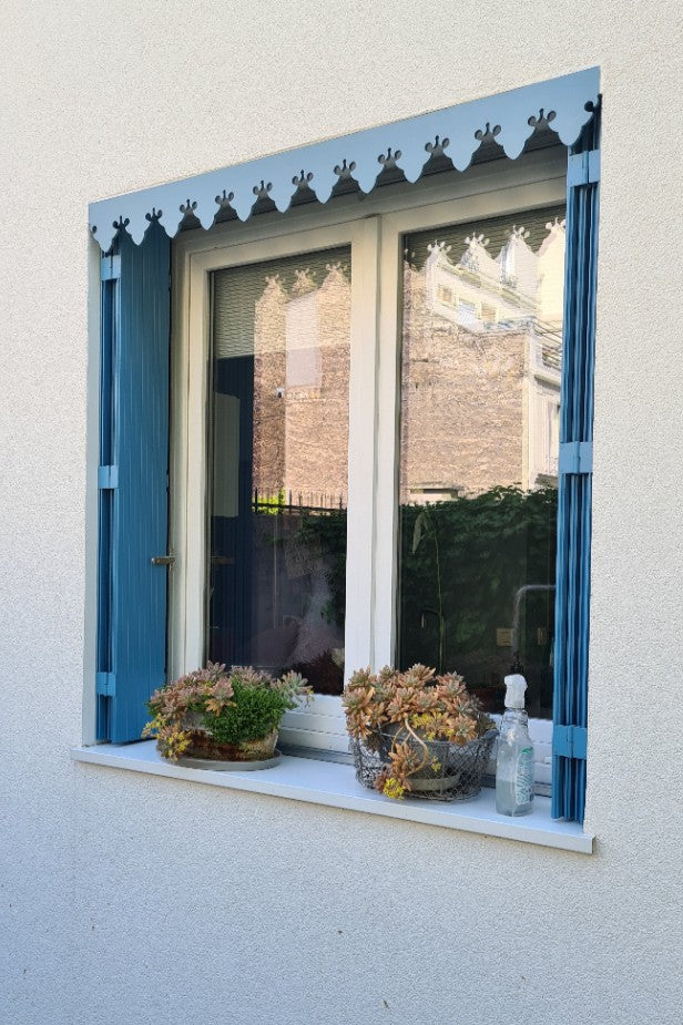 Lambrequin extérieur de fenêtre décoratif, modèle Bagneres en bois peint en bleu aux couleurs des volets, ORNABAT