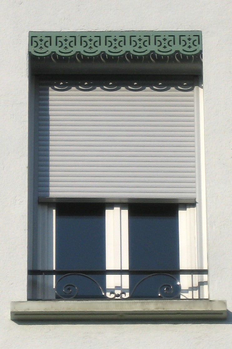 Lambrequin extérieur de fenêtre en alignement de façade, modèle en bois peint en vert reproduit par ORNABAT