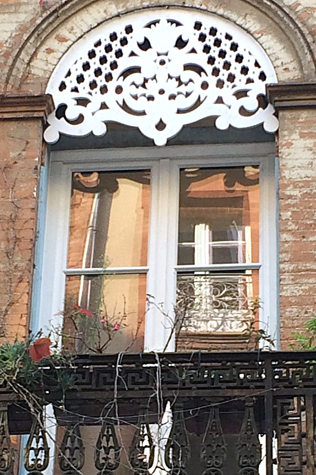 Lambrequin extérieur de fenêtre du patrimoine, modèle reproduit en bois par ORNABAT