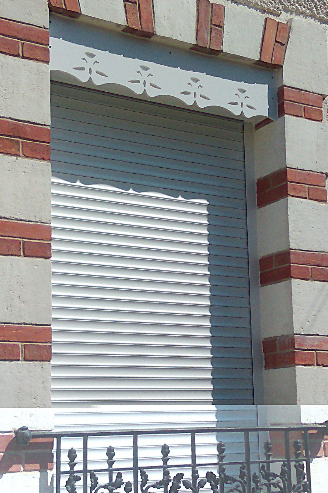 Lambrequin extérieur de fenêtre en retrait de façade devant volet roulant, modèle Aic en PVC blanc, ORNABAT 