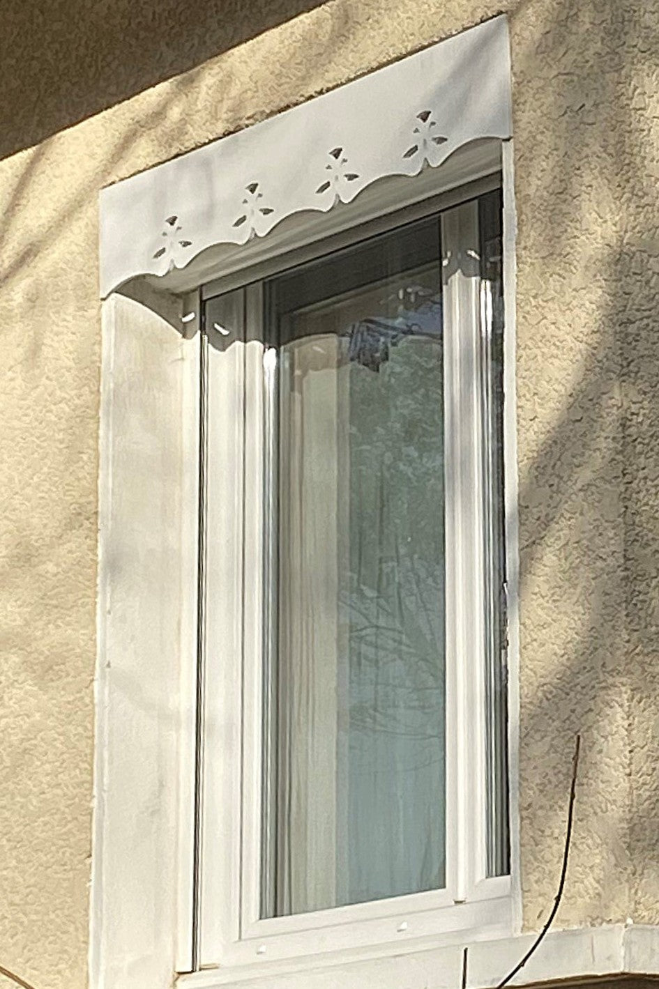 Lambrequin extérieur de fenêtre posé en applique, modèle Aix en PVC blanc, ORNABAT