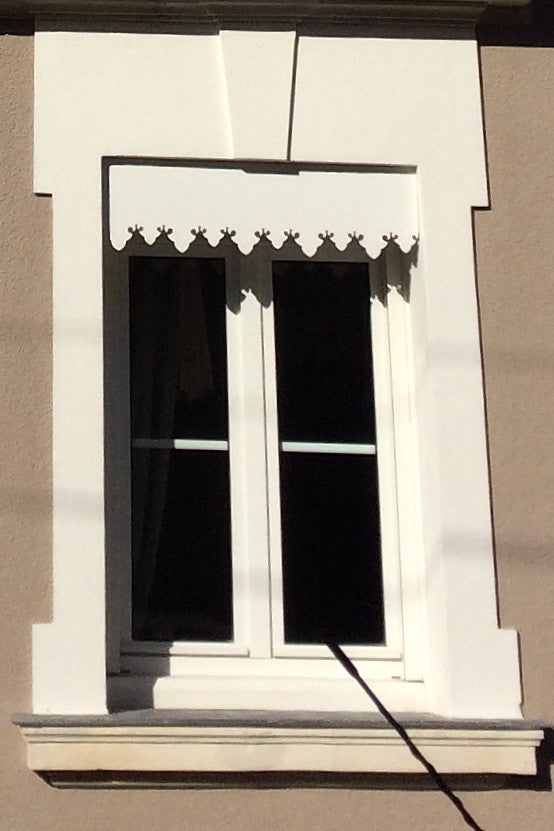 Lambrequin extérieur de fenêtre fixé sur coffre de volet roulant, modèle Arreau en PVC blanc, ORNABAT