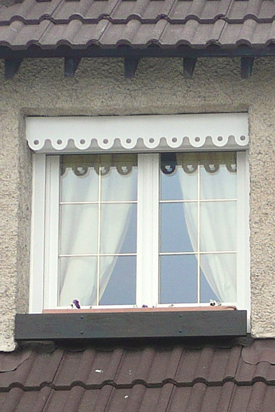 Lambrequin extérieur de fenêtre cache le coffre de volet roulant, modèle Evreux en PVC blanc, ORNABAT