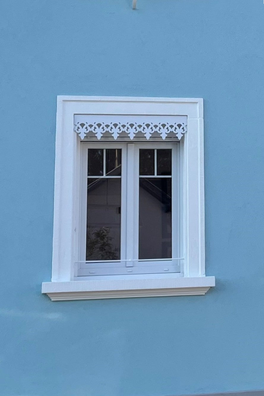 Lambrequin extérieur de fenêtre sur mur bleu, modèle Fecamp blanc, ORNABAT