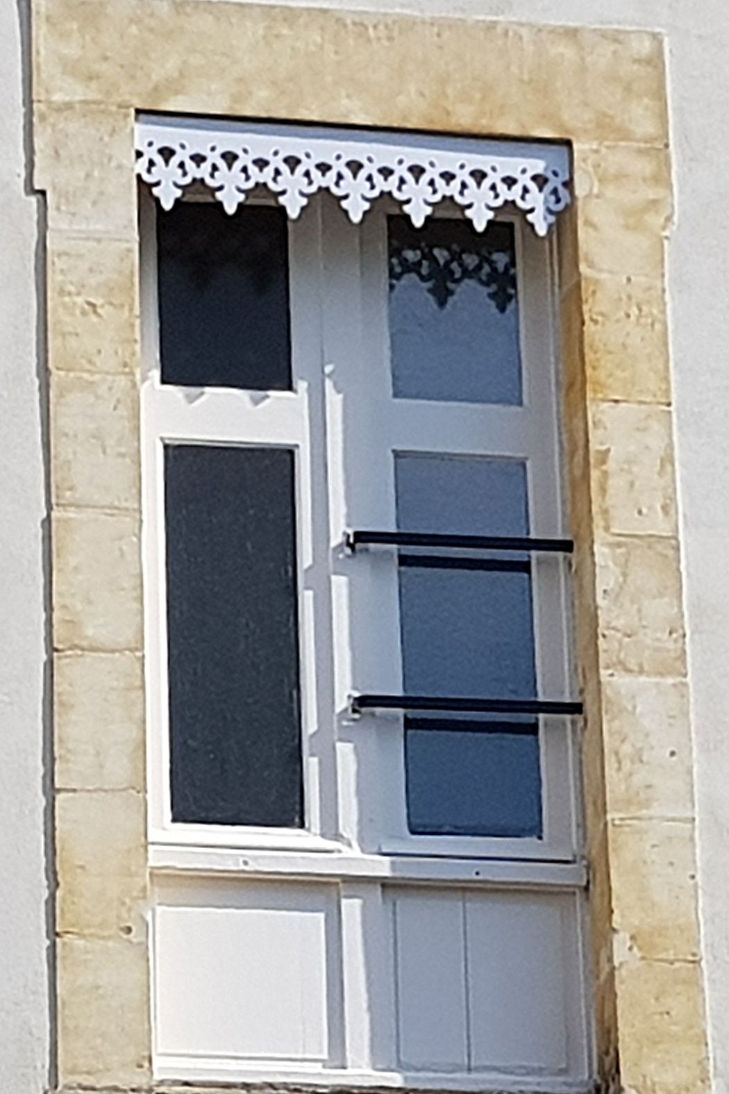 Lambrequin extérieur de fenêtre dans porte-fenêtre, ORNABAT