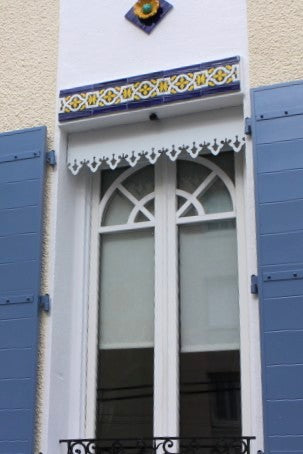 Lambrequin extérieur de fenêtre en retrait de la façade pour recevoir les volets, Modèle Saint-Lary en PVC blanc, ORNABAT