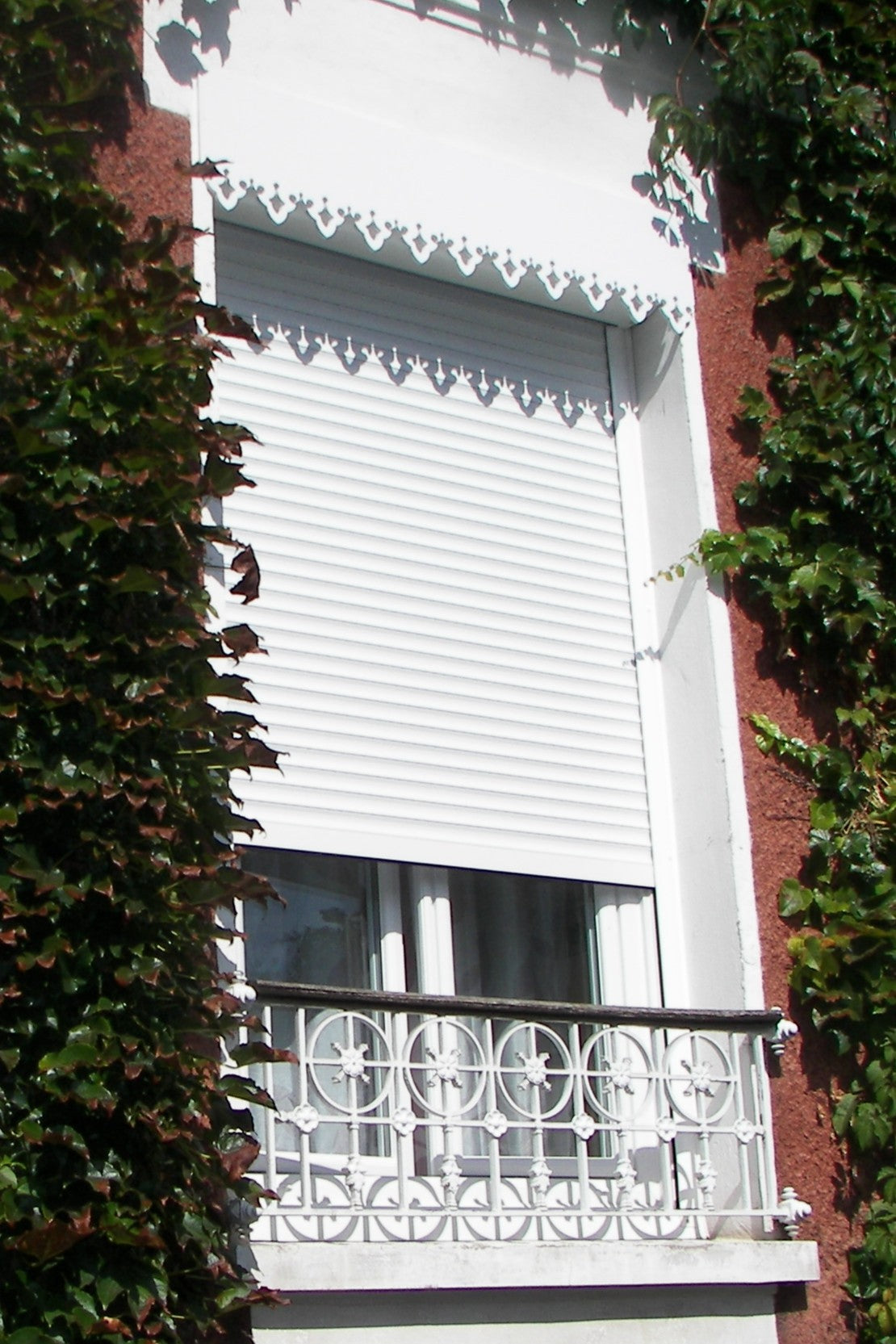 Lambrequin extérieur de fenêtre fixé en applique devant coffre volet roulant, modèle Saint-Lary en PVC blanc, ORNABAT
