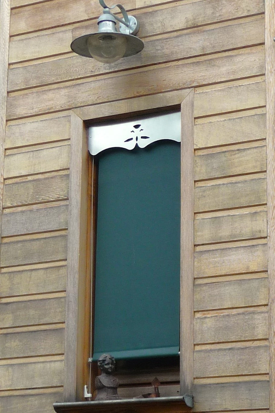 Lambrequin extérieur de fenêtre sur façade en bardage bois, modèle Aix en zinc naturel, ORNABAT