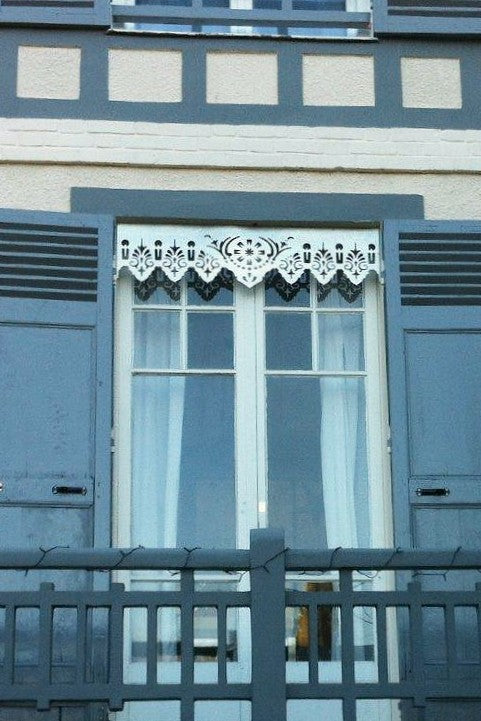 Lambrequin extérieur de fenêtre dans embrasure avec volets battants en bois, modèle Maylan en zinc naturel, ORNABAT