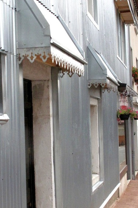 Lambrequin extérieur de fenêtre sur auvent de porte, modèle Saint-Lary en zinc naturel, ORNABAT