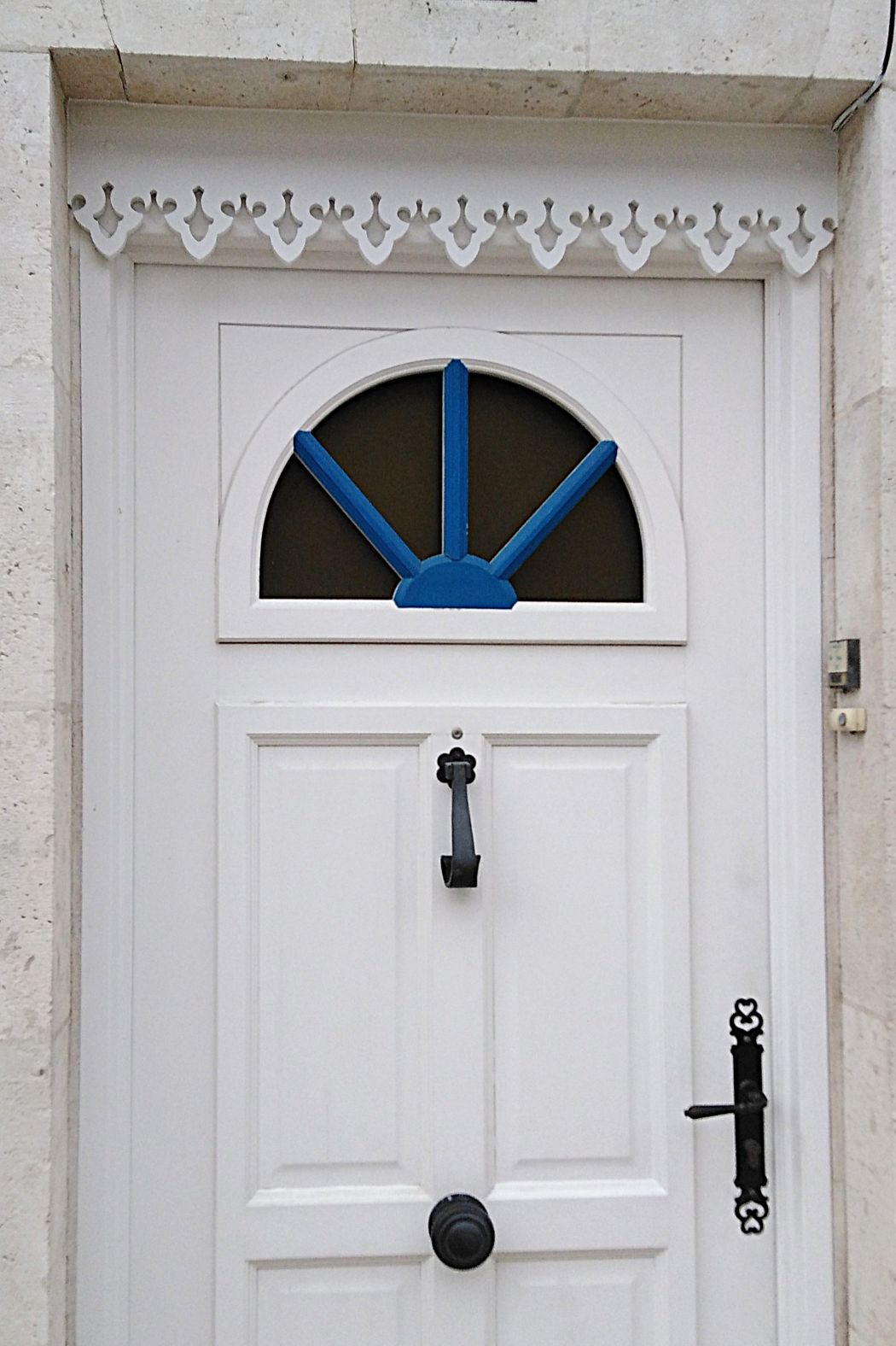 Lambrequin extérieur de porte, modèle Saint-Lary en PVC blanc, ORNABAT